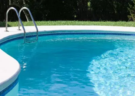 Piscina con agua azul cristalina y escalera, imagen de categor&iacute;a tratamiento de agua